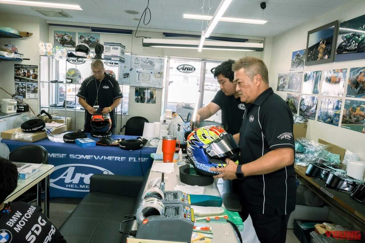 レーシングサービスの作業風景|「とにかく乾かす!」「汗と皮脂が生地を痛める」ヘルメットの日常メンテナンスについてアライレーシングサービスに聞く【残暑も油断大敵】