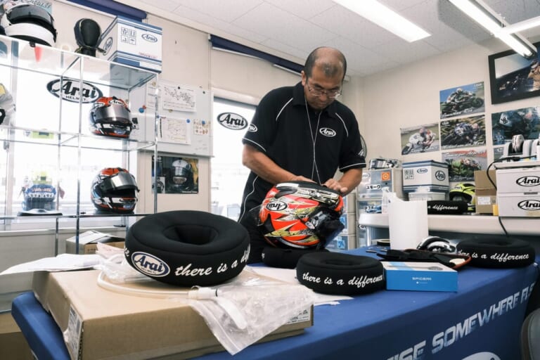 レーシングサービスの作業風景|「とにかく乾かす!」「汗と皮脂が生地を痛める」ヘルメットの日常メンテナンスについてアライレーシングサービスに聞く【残暑も油断大敵】