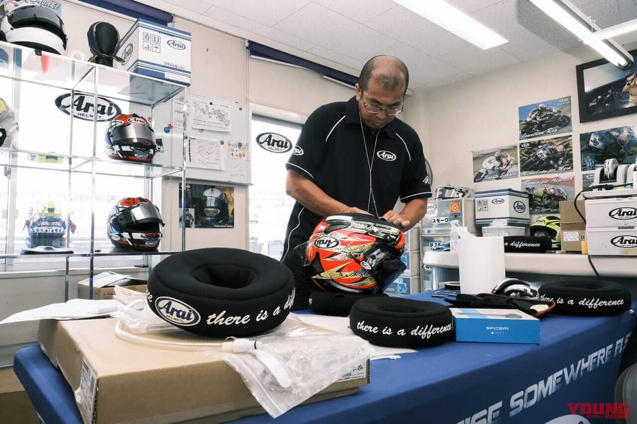 レーシングサービスの作業風景|「とにかく乾かす!」「汗と皮脂が生地を痛める」ヘルメットの日常メンテナンスについてアライレーシングサービスに聞く【残暑も油断大敵】