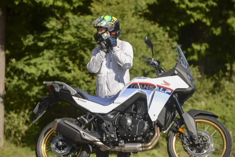 試乗する高木さん｜大排気量ツアラー 一筋だったベテランライダーがXL750 TRANSALPに乗って感じた自由と楽しさとは？