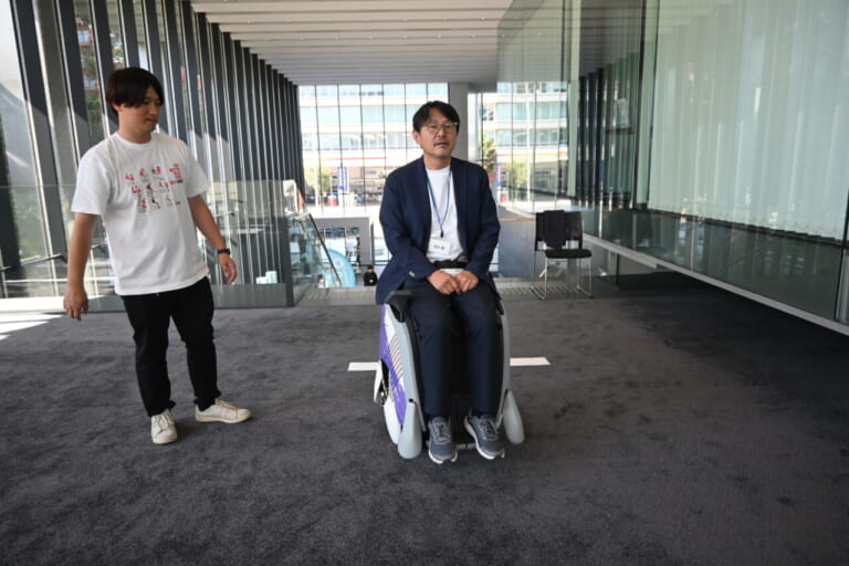 試乗|まるでSFの世界?! ホンダの未来型モビリティ「UNI-ONE」に試乗 | 本当に歩くように移動できたのか