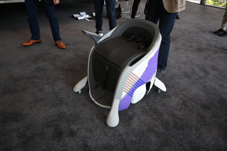 ラッピング｜ まるでSFの世界?! ホンダの未来型モビリティ「UNI-ONE」に試乗 | 本当に歩くように移動できたのか