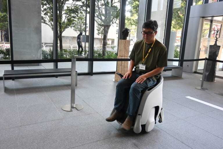 不慣れ｜ まるでSFの世界?! ホンダの未来型モビリティ「UNI-ONE」に試乗 | 本当に歩くように移動できたのか