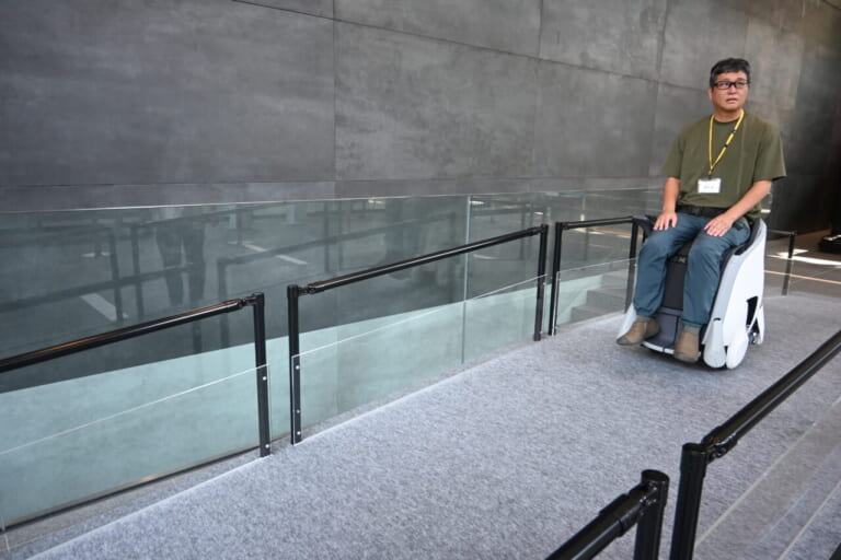 坂道|まるでSFの世界?! ホンダの未来型モビリティ「UNI-ONE」に試乗 | 本当に歩くように移動できたのか