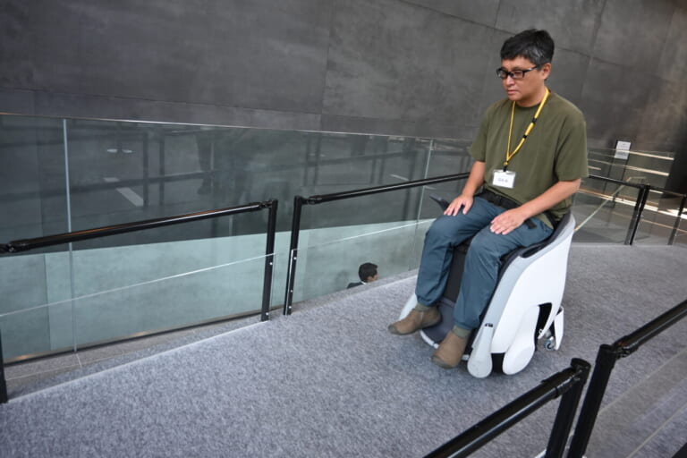 坂道｜ まるでSFの世界?! ホンダの未来型モビリティ「UNI-ONE」に試乗 | 本当に歩くように移動できたのか