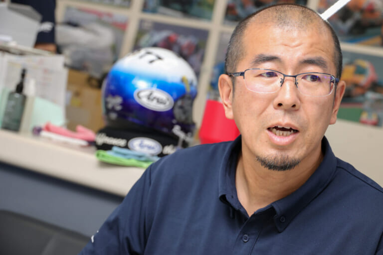 小川幸治さん|「とにかく乾かす!」「汗と皮脂が生地を痛める」ヘルメットの日常メンテナンスについてアライレーシングサービスに聞く【残暑も油断大敵】