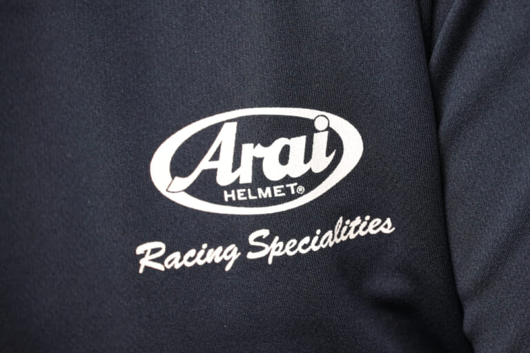 レーシングサービスの作業風景|「とにかく乾かす!」「汗と皮脂が生地を痛める」ヘルメットの日常メンテナンスについてアライレーシングサービスに聞く【残暑も油断大敵】