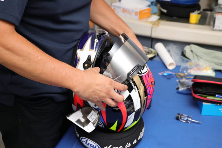 メンテナンス術|「とにかく乾かす!」「汗と皮脂が生地を痛める」ヘルメットの日常メンテナンスについてアライレーシングサービスに聞く【残暑も油断大敵】