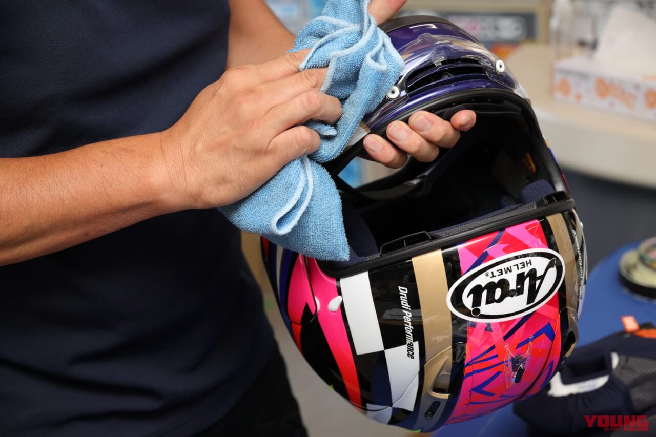 |「とにかく乾かす!」「汗と皮脂が生地を痛める」ヘルメットの日常メンテナンスについてアライレーシングサービスに聞く【残暑も油断大敵】