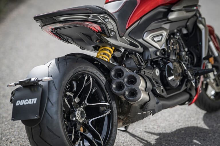 4本の集合マフラー｜ドゥカティ新型「XDiavel V4」国内発売！V4エンジン搭載のイタリアン「キング・オブ・クルーザー」を徹底解説