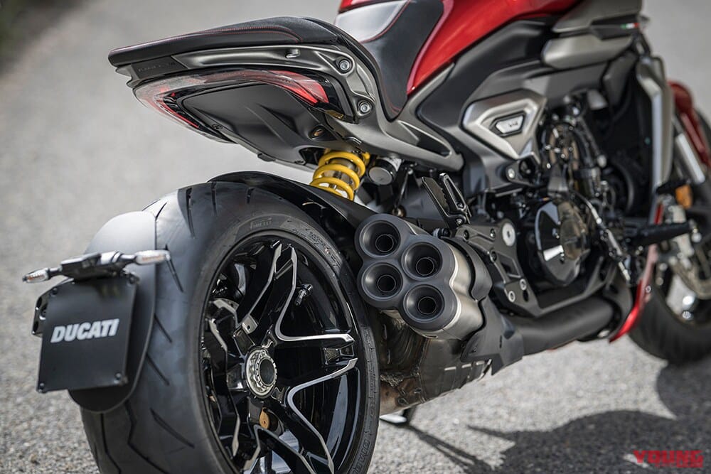 4本の集合マフラー｜ドゥカティ新型「XDiavel V4」国内発売！V4エンジン搭載のイタリアン「キング・オブ・クルーザー」を徹底解説