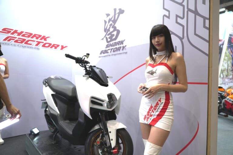 台湾モーターサイクルショー2025｜台湾も昭和レトロが人気?! スズキのスクーター「SUI」など出展の台湾モーターサイクルショー　レポートをお届け！