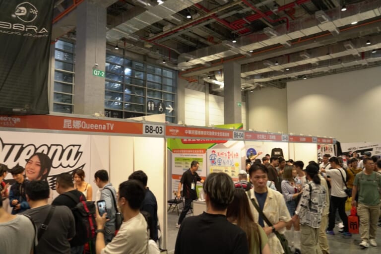 台湾モーターサイクルショー2025｜台湾も昭和レトロが人気?! スズキのスクーター「SUI」など出展の台湾モーターサイクルショー　レポートをお届け！