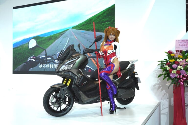 台湾モーターサイクルショー2025｜台湾も昭和レトロが人気?! スズキのスクーター「SUI」など出展の台湾モーターサイクルショー　レポートをお届け！