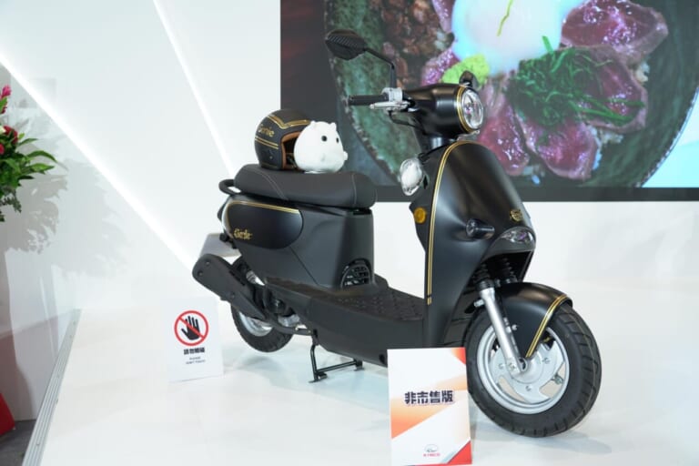 台湾モーターサイクルショー2025｜台湾も昭和レトロが人気?! スズキのスクーター「SUI」など出展の台湾モーターサイクルショー　レポートをお届け！