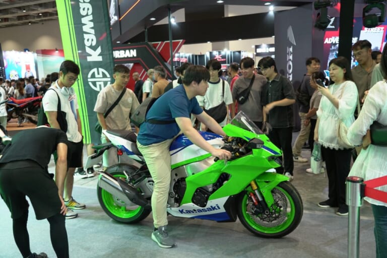 台湾モーターサイクルショー2025｜台湾も昭和レトロが人気?! スズキのスクーター「SUI」など出展の台湾モーターサイクルショー　レポートをお届け！