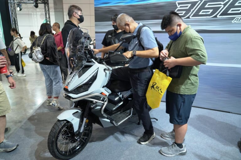 台湾モーターサイクルショー2025｜台湾も昭和レトロが人気?! スズキのスクーター「SUI」など出展の台湾モーターサイクルショー　レポートをお届け！