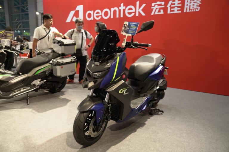 台湾モーターサイクルショー2025｜台湾も昭和レトロが人気?! スズキのスクーター「SUI」など出展の台湾モーターサイクルショー　レポートをお届け！