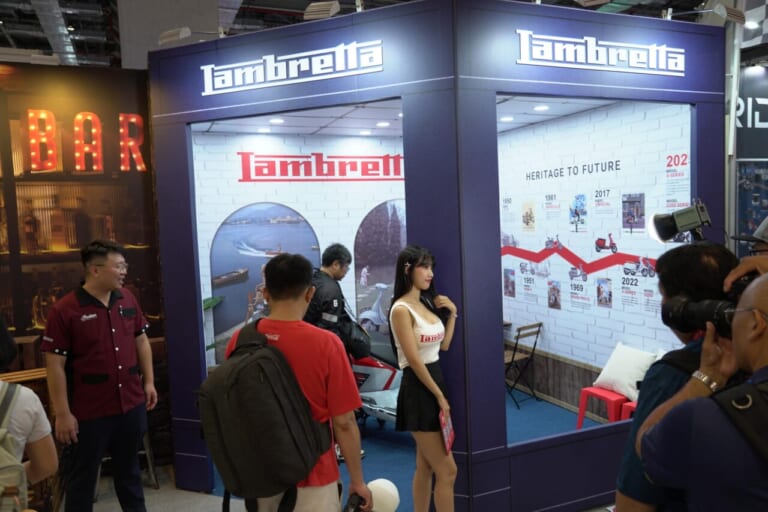 台湾モーターサイクルショー2025|台湾も昭和レトロが人気?! スズキのスクーター「SUI」など出展の台湾モーターサイクルショー レポートをお届け!