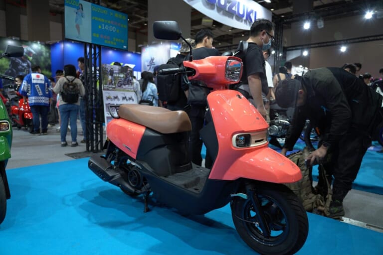 台湾モーターサイクルショー2025｜台湾も昭和レトロが人気?! スズキのスクーター「SUI」など出展の台湾モーターサイクルショー　レポートをお届け！