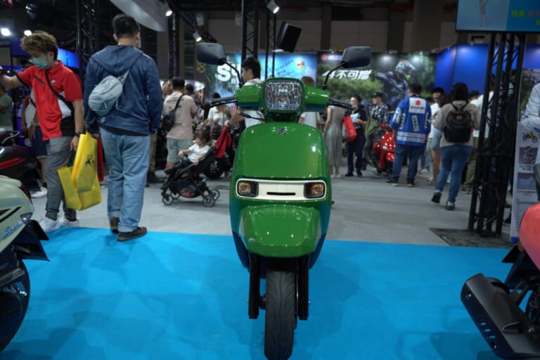 台湾モーターサイクルショー2025|台湾も昭和レトロが人気?! スズキのスクーター「SUI」など出展の台湾モーターサイクルショー レポートをお届け!