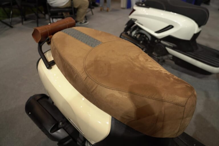 台湾モーターサイクルショー2025｜台湾も昭和レトロが人気?! スズキのスクーター「SUI」など出展の台湾モーターサイクルショー　レポートをお届け！