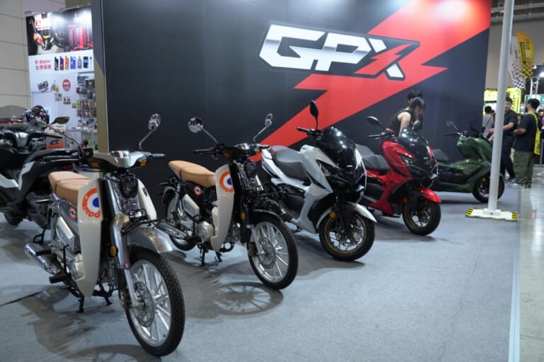 台湾モーターサイクルショー2025｜台湾も昭和レトロが人気?! スズキのスクーター「SUI」など出展の台湾モーターサイクルショー　レポートをお届け！