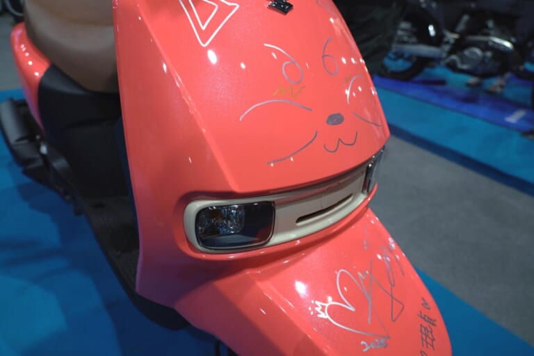 台湾モーターサイクルショー2025｜台湾も昭和レトロが人気?! スズキのスクーター「SUI」など出展の台湾モーターサイクルショー　レポートをお届け！
