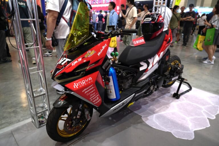 台湾モーターサイクルショー2025｜台湾も昭和レトロが人気?! スズキのスクーター「SUI」など出展の台湾モーターサイクルショー　レポートをお届け！