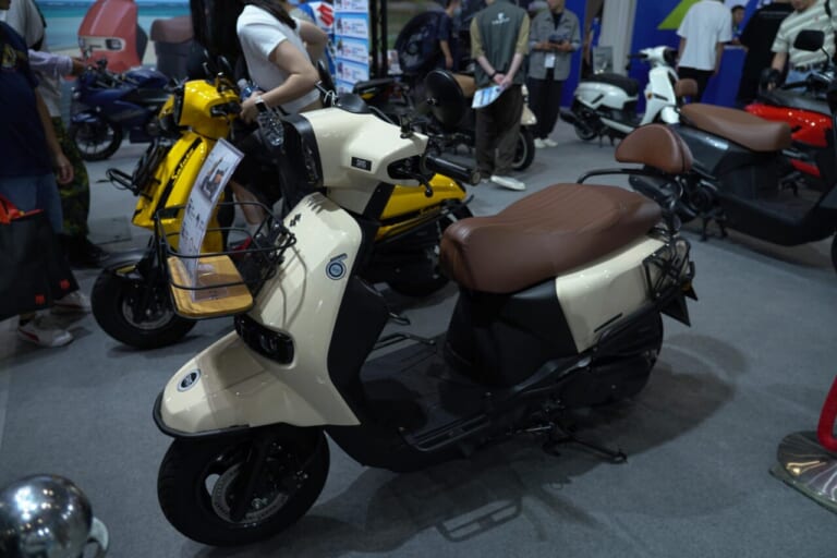 台湾モーターサイクルショー2025｜台湾も昭和レトロが人気?! スズキのスクーター「SUI」など出展の台湾モーターサイクルショー　レポートをお届け！