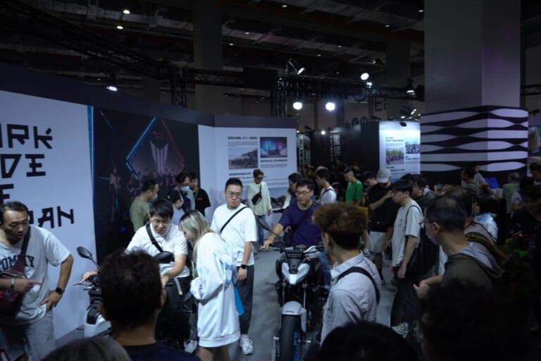 台湾モーターサイクルショー2025｜台湾も昭和レトロが人気?! スズキのスクーター「SUI」など出展の台湾モーターサイクルショー　レポートをお届け！