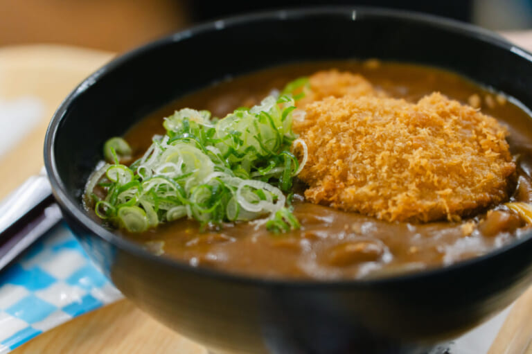 社員食堂名物「カツカレーうどん」|フレディ・スペンサーがCB1000Fを語る!「ホンダ ホームカミング熊本2025」開催 | GP500&250ダブルチャンピオン車展示&トークショーも