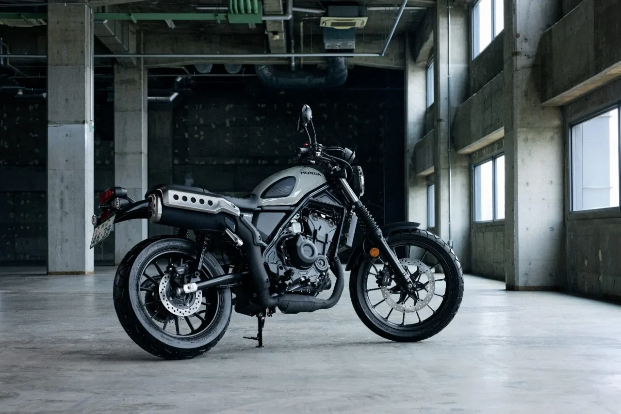｜のんびりツーリング最強の大型バイク「CL500」がアップグレード! 新色にも注目〈Honda2025新車ニュース〉
