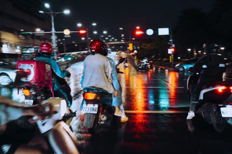 「秋雨前線で雨続き…」「風も強くて不安」頼れるデイトナの撥水バイクカバーはいかが?