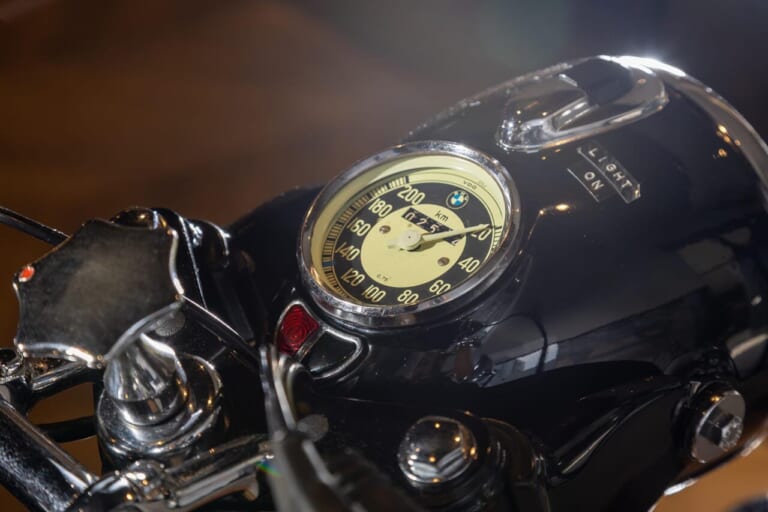 BMW Motorrad｜R69S｜メーター｜正規ディーラーだからこそ対応したい、伝えたい。往年の名車も販売、修理対応する光岡自動車