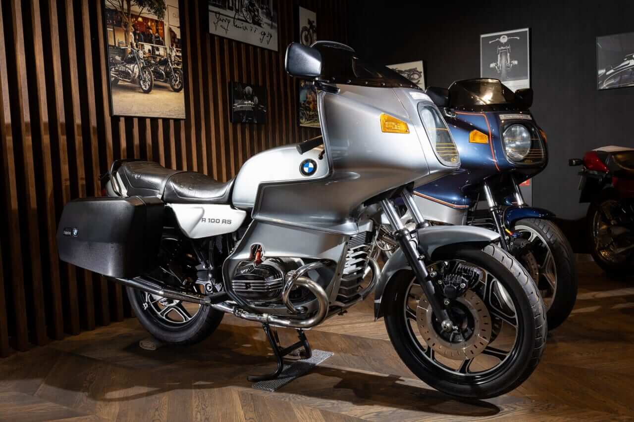 BMW Motorrad｜R100RS｜正規ディーラーだからこそ対応したい、伝えたい。往年の名車も販売、修理対応する光岡自動車