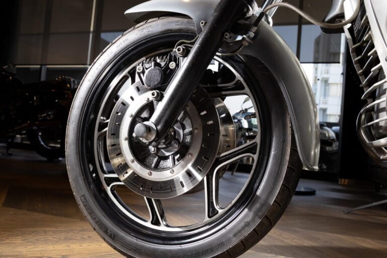 BMW Motorrad｜R100RS｜ホイール｜正規ディーラーだからこそ対応したい、伝えたい。往年の名車も販売、修理対応する光岡自動車