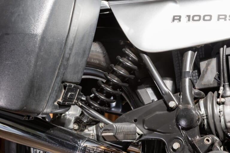 BMW Motorrad｜R100RS｜リヤサス｜正規ディーラーだからこそ対応したい、伝えたい。往年の名車も販売、修理対応する光岡自動車