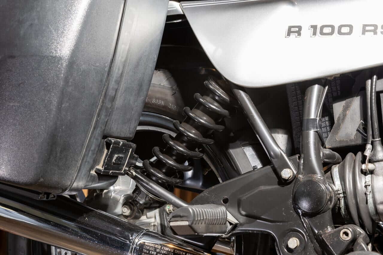 BMW Motorrad｜R100RS｜リヤサス｜正規ディーラーだからこそ対応したい、伝えたい。往年の名車も販売、修理対応する光岡自動車
