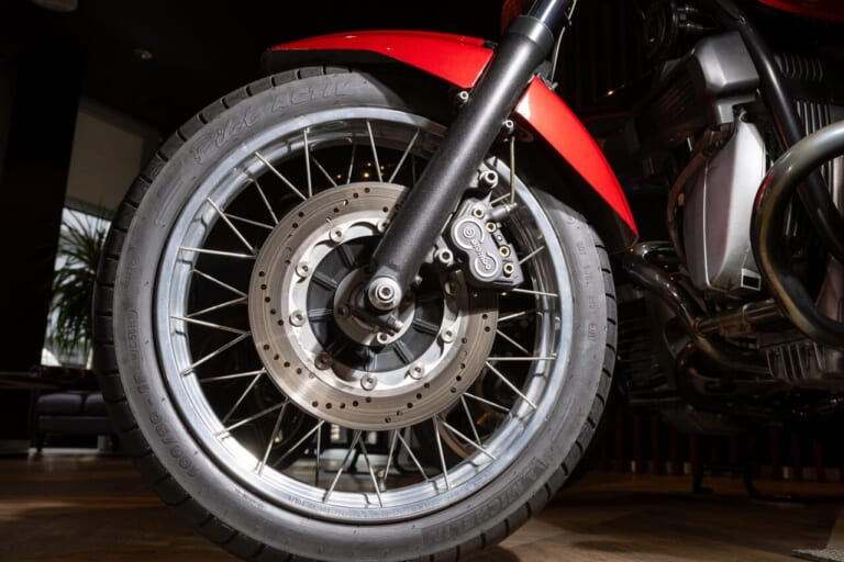 BMW Motorrad｜R100R｜Mystic｜ホイール｜正規ディーラーだからこそ対応したい、伝えたい。往年の名車も販売、修理対応する光岡自動車