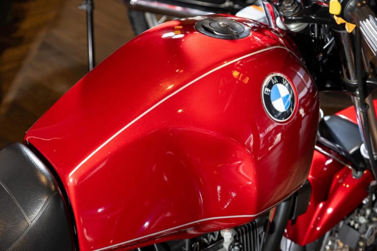 BMW Motorrad｜R100R｜Mystic｜タンク｜正規ディーラーだからこそ対応したい、伝えたい。往年の名車も販売、修理対応する光岡自動車