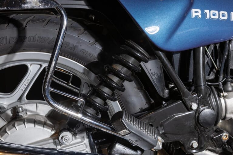BMW Motorrad｜R100RS｜リヤショック｜正規ディーラーだからこそ対応したい、伝えたい。往年の名車も販売、修理対応する光岡自動車