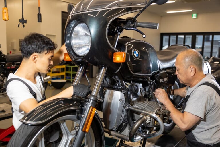 BMW Motorrad｜R80｜山口さんと石本さん｜正規ディーラーだからこそ対応したい、伝えたい。往年の名車も販売、修理対応する光岡自動車