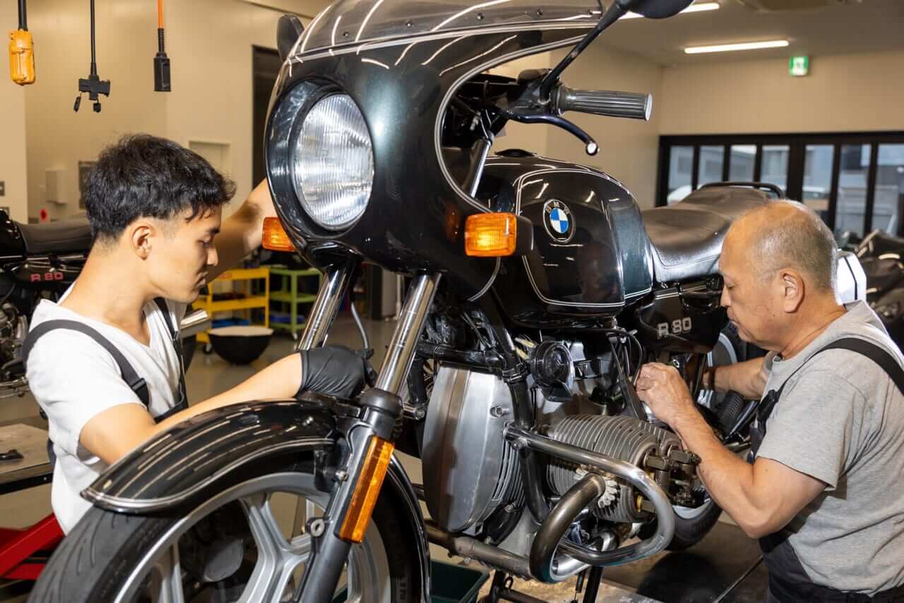 BMW Motorrad｜R80｜山口さんと石本さん｜正規ディーラーだからこそ対応したい、伝えたい。往年の名車も販売、修理対応する光岡自動車