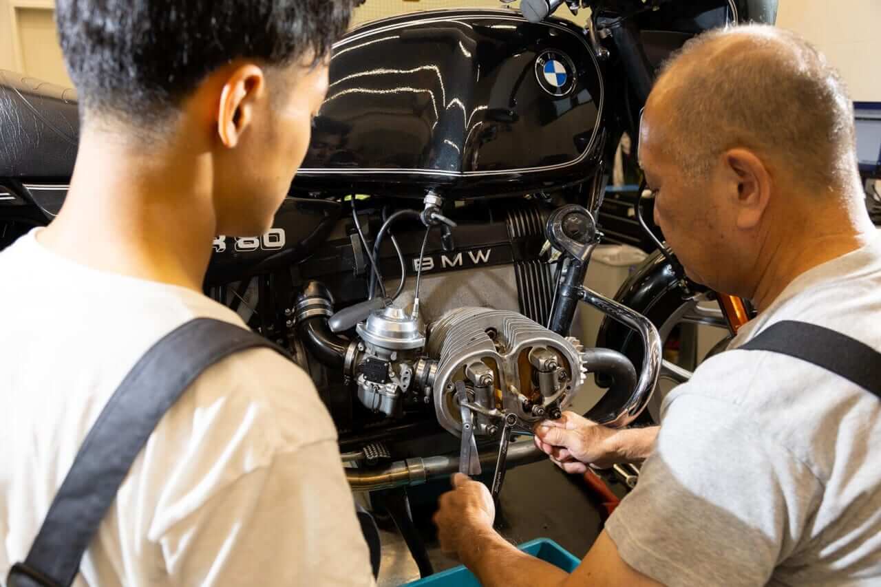 正規ディーラーだからこそ対応したい、伝えたい。往年の名車も販売、修理対応する光岡自動車
