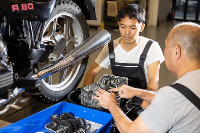 BMW Motorrad｜R80｜山口さんと石本さん｜正規ディーラーだからこそ対応したい、伝えたい。往年の名車も販売、修理対応する光岡自動車