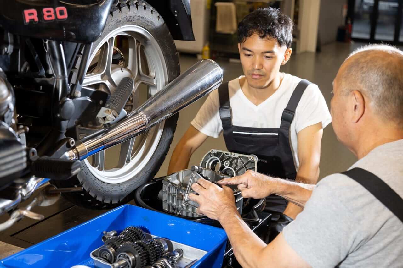 BMW Motorrad｜R80｜山口さんと石本さん｜正規ディーラーだからこそ対応したい、伝えたい。往年の名車も販売、修理対応する光岡自動車