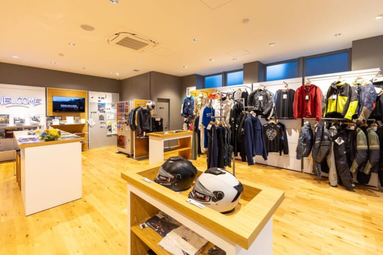 モトラッドミツオカ西宮店｜ショールーム｜正規ディーラーだからこそ対応したい、伝えたい。往年の名車も販売、修理対応する光岡自動車