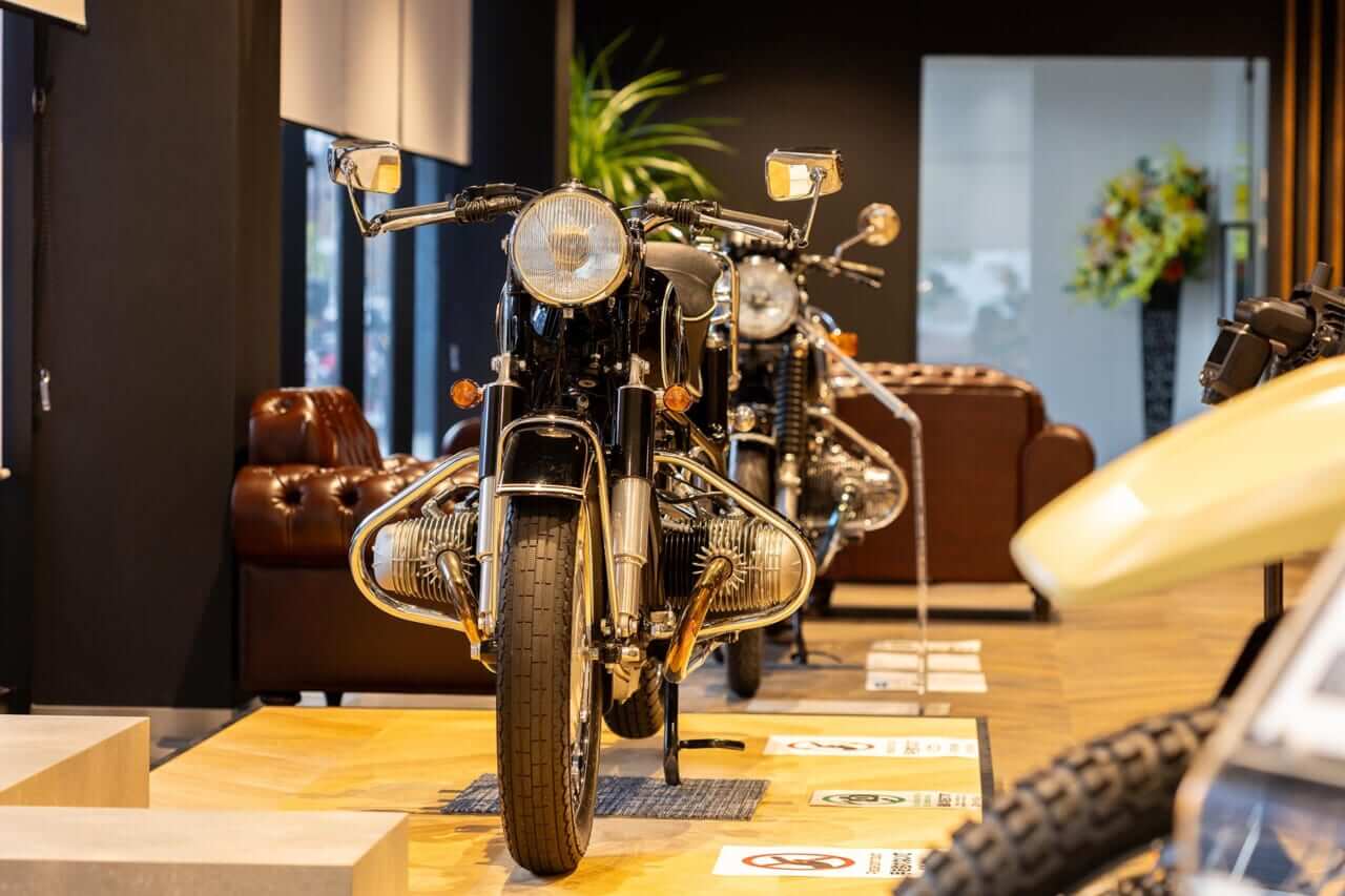 展示スペース｜正規ディーラーだからこそ対応したい、伝えたい。往年の名車も販売、修理対応する光岡自動車
