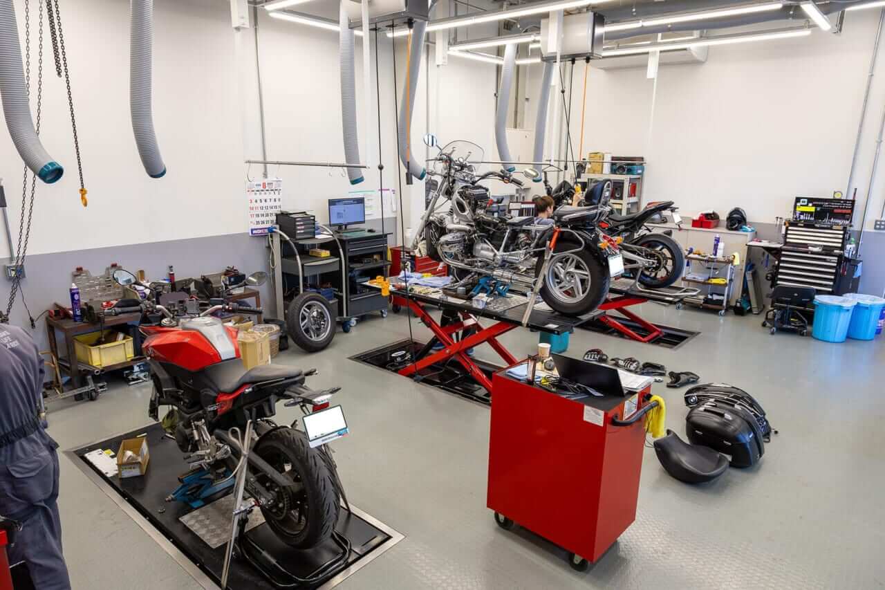 モトラッドミツオカ鈴鹿店｜ファクトリー全景｜BMW認定中古車を潤沢に揃えるモトラッドミツオカグループ。鈴鹿店は素性の確かな優良車のみ取り扱い